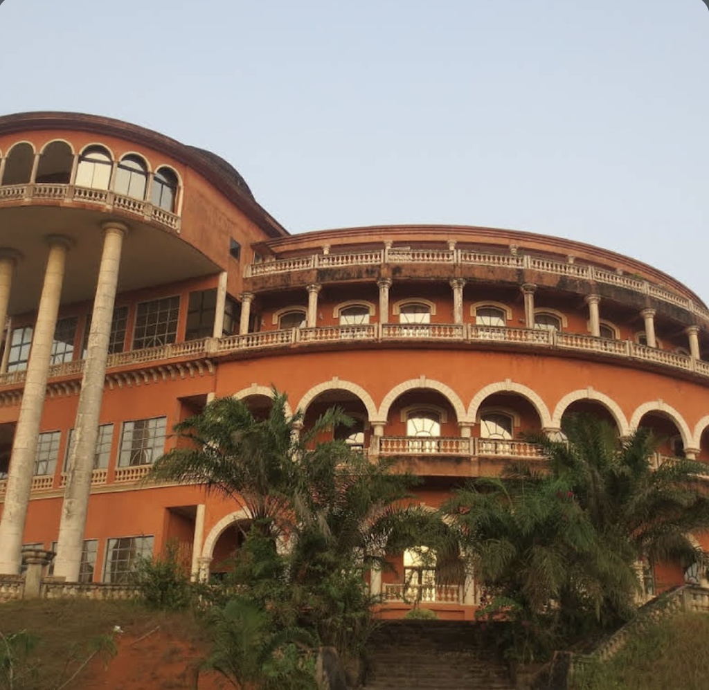 LE PALAIS DE LA " MONIN BIA"