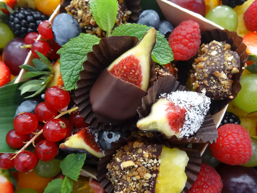 Plateau de fruits tranchés avec ses chocolats