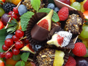Plateau de fruits tranchés avec ses chocolats