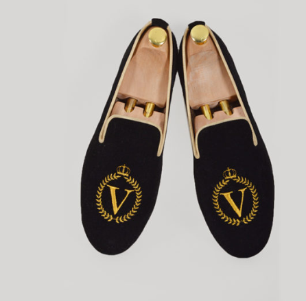 chaussures hommes-Mocassin slipper noir bordure noire Logo brodé La Vergine