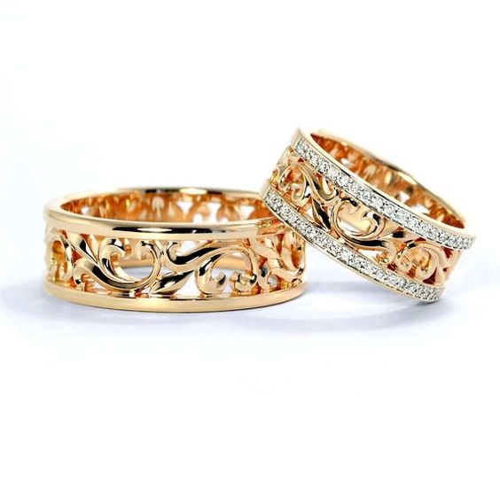 Bandes De Mariage Avec Ornement Floral. Bandes de mariage en or uniques.