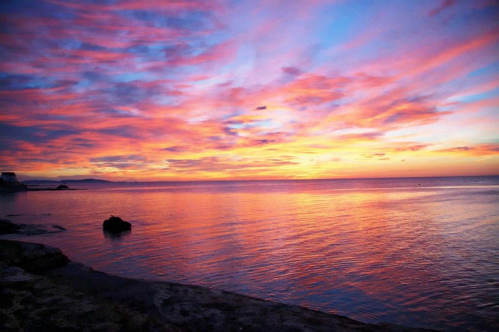 Plage Avec une vue sur le couché du soleil