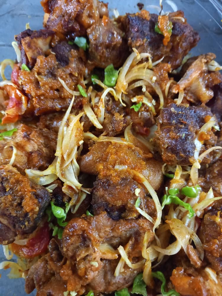 Porc braisé avec Attiéké