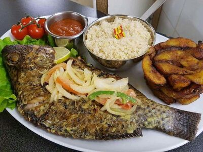 attiéké,alloco&amp;poisson sur son lit dressé de salade