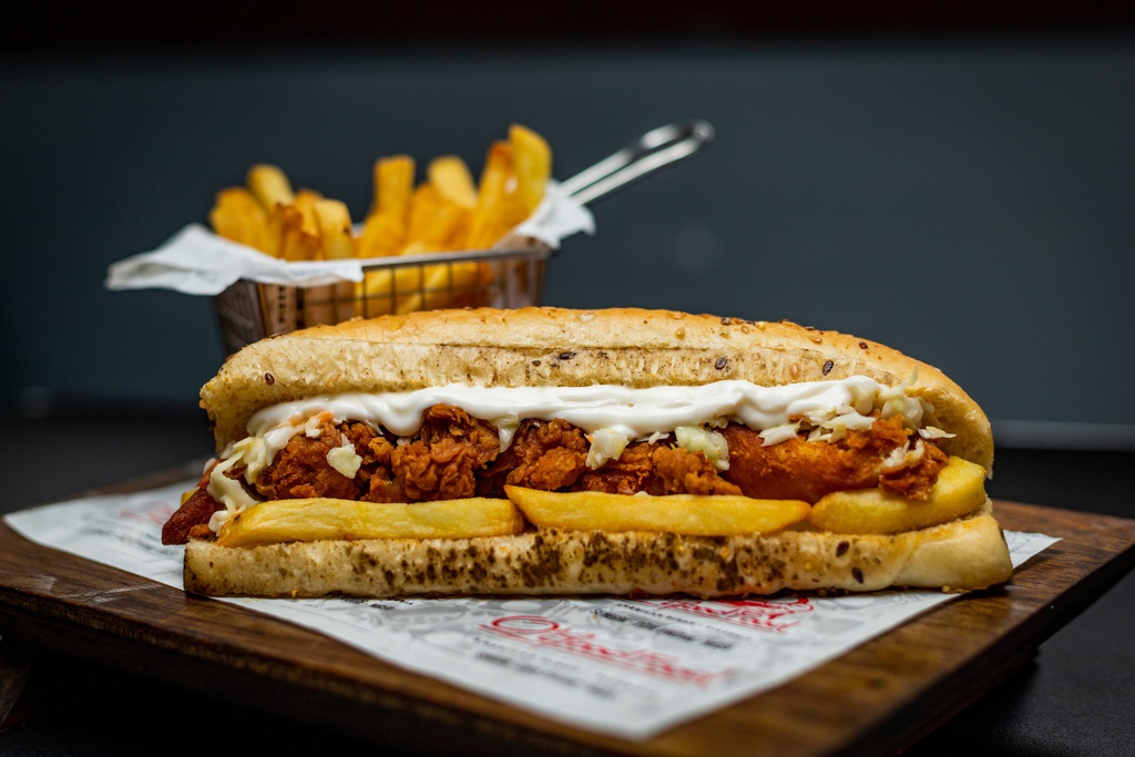 CRISPY SANDWICH AVEC FRITES ET BOISSON