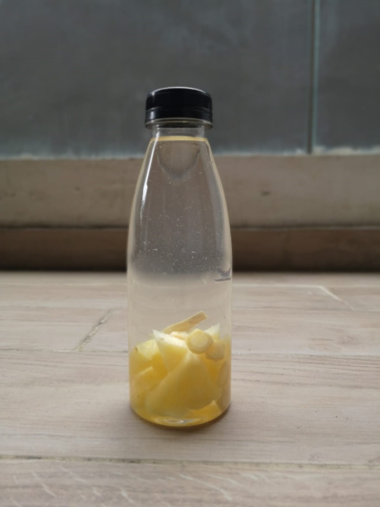 Eau détox ananas gingembre