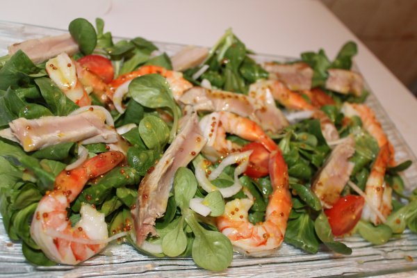 Salade avocat au thon, crevettes