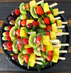 Plateau de 16 brochettes de 5 fruits