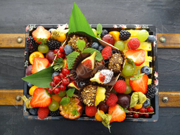 Plateau de fruits tranchés avec ses chocolats
