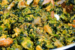 Gboma dessi(epinard,poisson fumé,crabe, gambas,boeuf)+akounmé